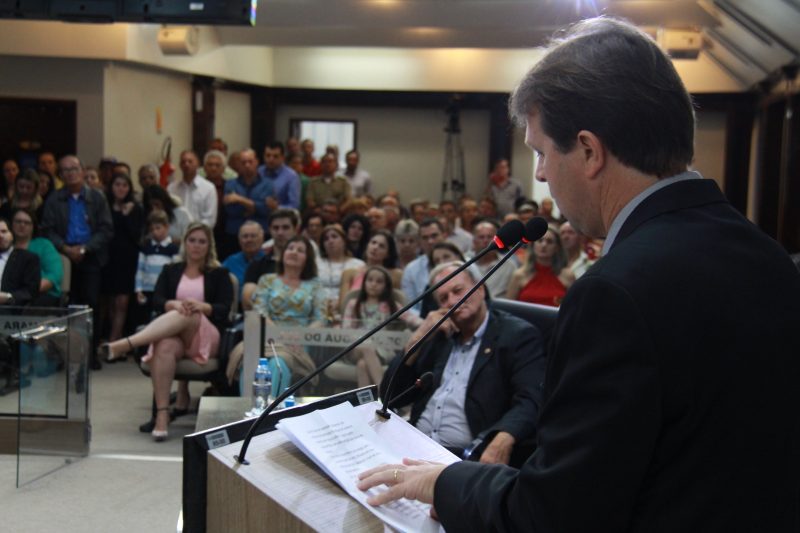 vereador-mais-votado-aderson-kassner-discursa-para-um-auditorio-lotado