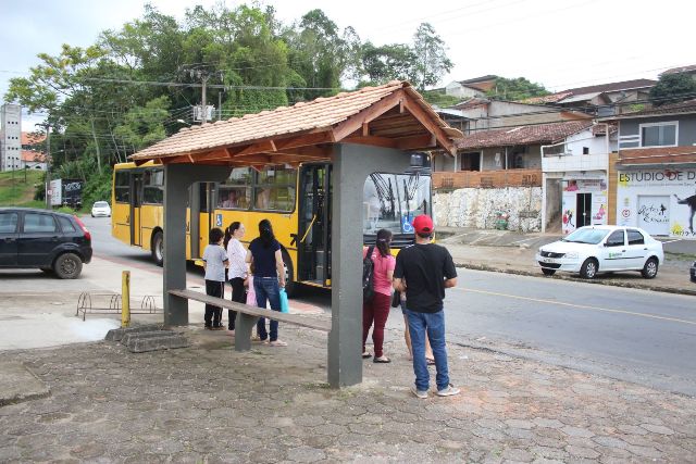 Indicação solicita instalação de proteção em abrigos de ônibus
