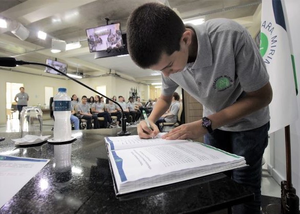 Vereadores mirins tomam posse em Jaraguá do Sul e elegem Mesa