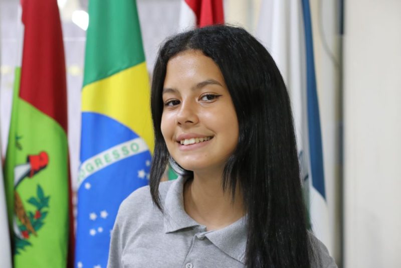 Alice Gabrielly Machado (E.E.B. Professora Lilia Ayroso Oechsler)