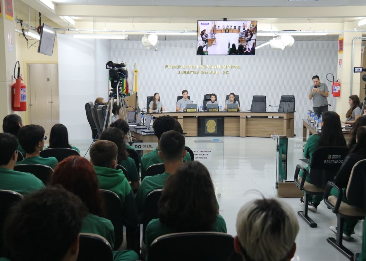 Sessão Mirim pede armários em escolas, pavimentação e audiência pública sobre tempo de exposição a telas