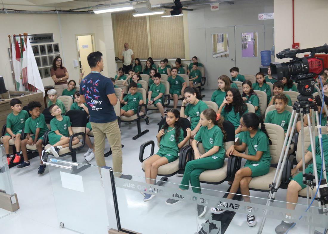 Programas institucionais atendem 356 alunos em abril