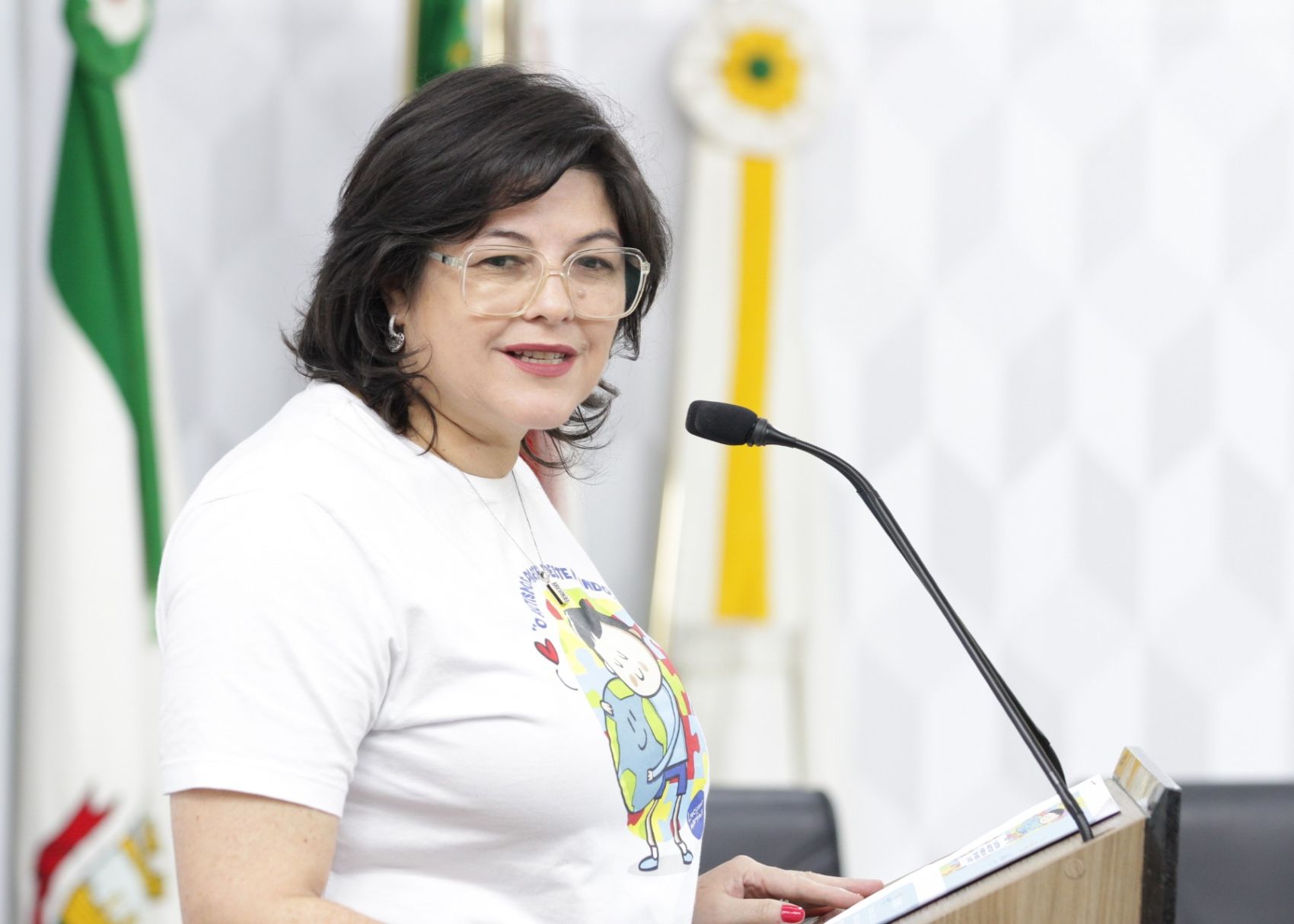 Diretora da AMA destaca importância do atendimento a autistas em sessão