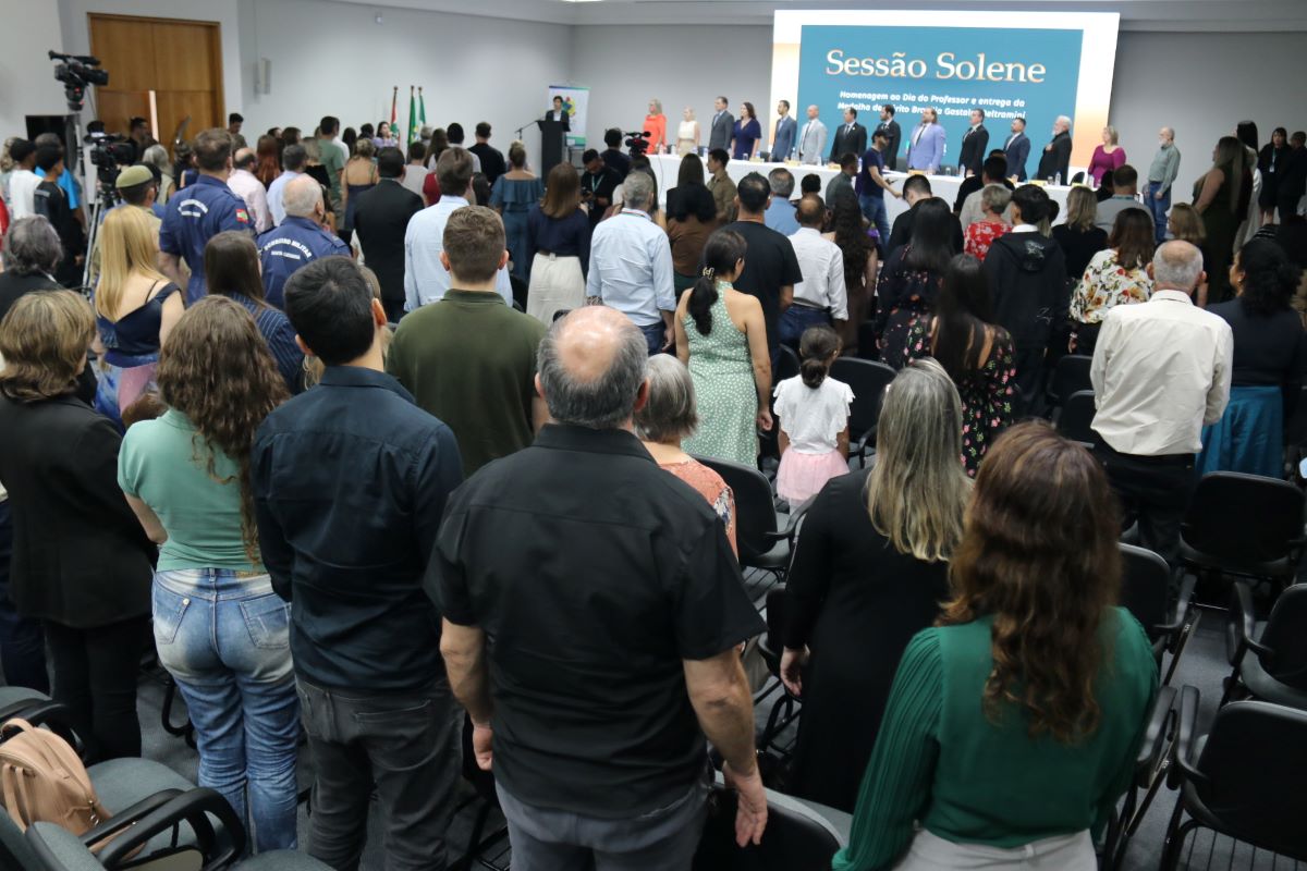 Solenidade na Câmara celebra o Dia do Professor com grande público