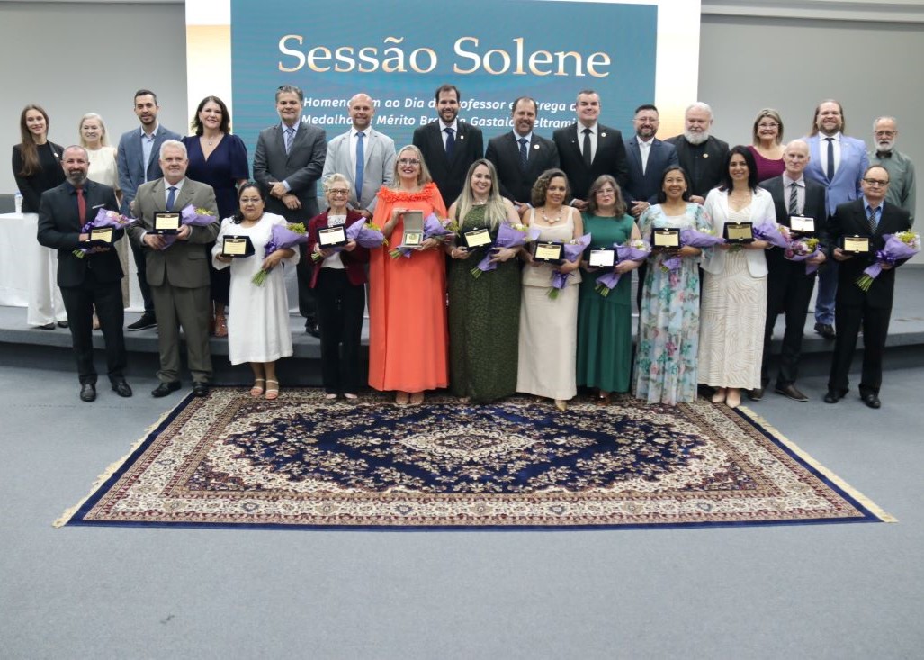 Legislativo de Jaraguá do Sul homenageia educadores e entrega Medalha Brasília Gastaldi Beltramini