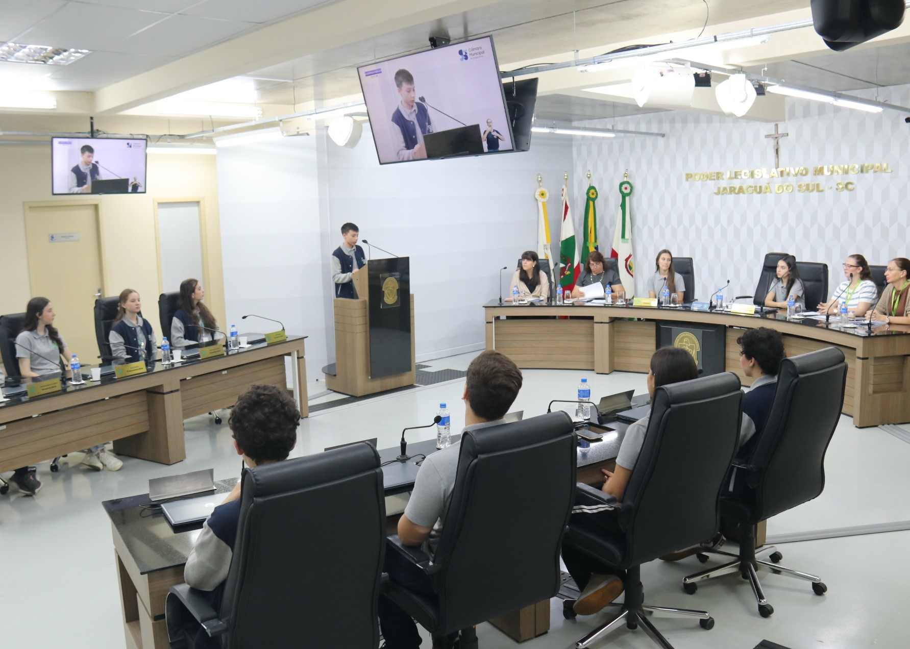 Mirins debatem consequências e risco do uso de telas por jovens