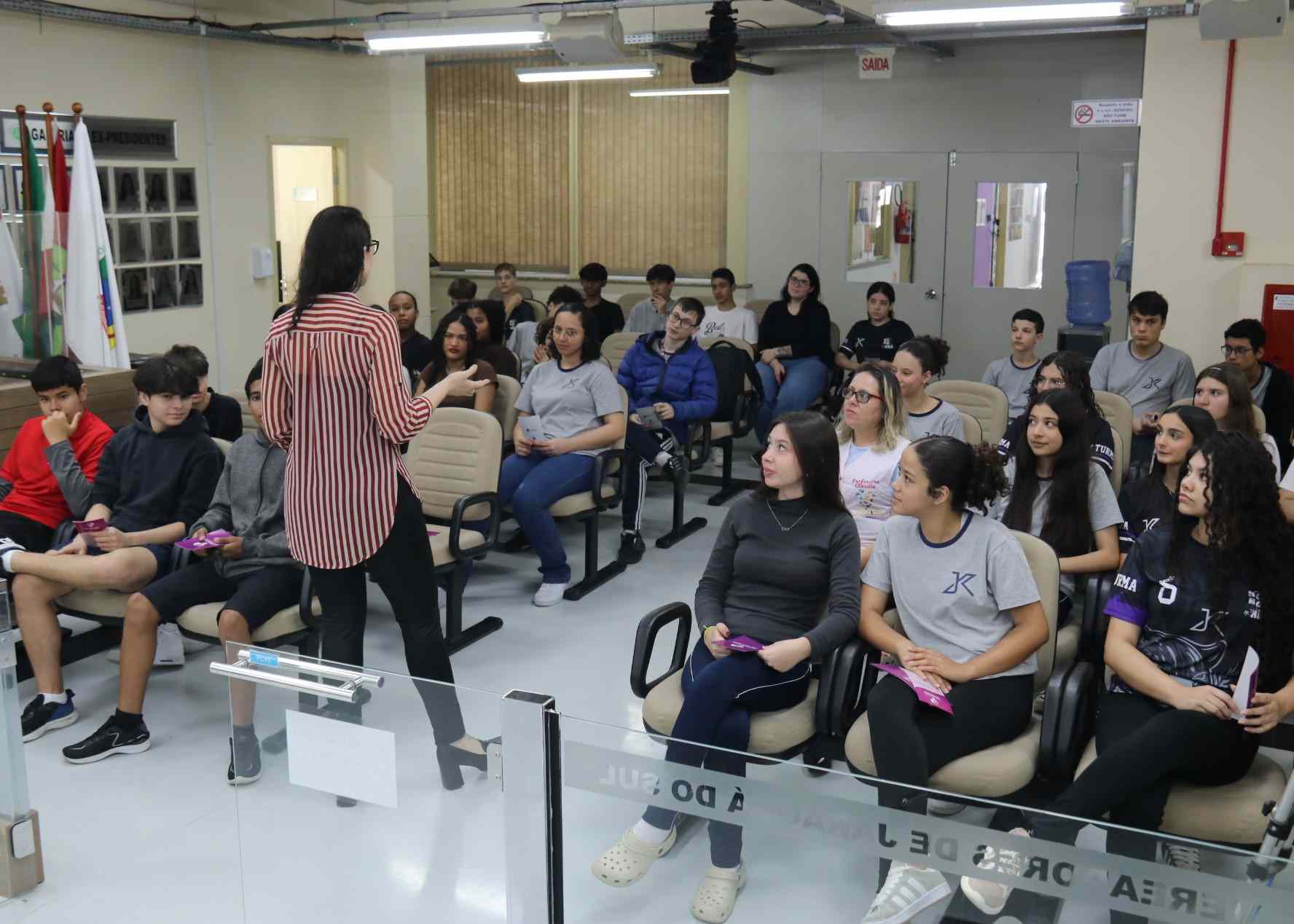 “Procuradoria da Mulher em Ação” conscientiza escolas sobre violência de gênero