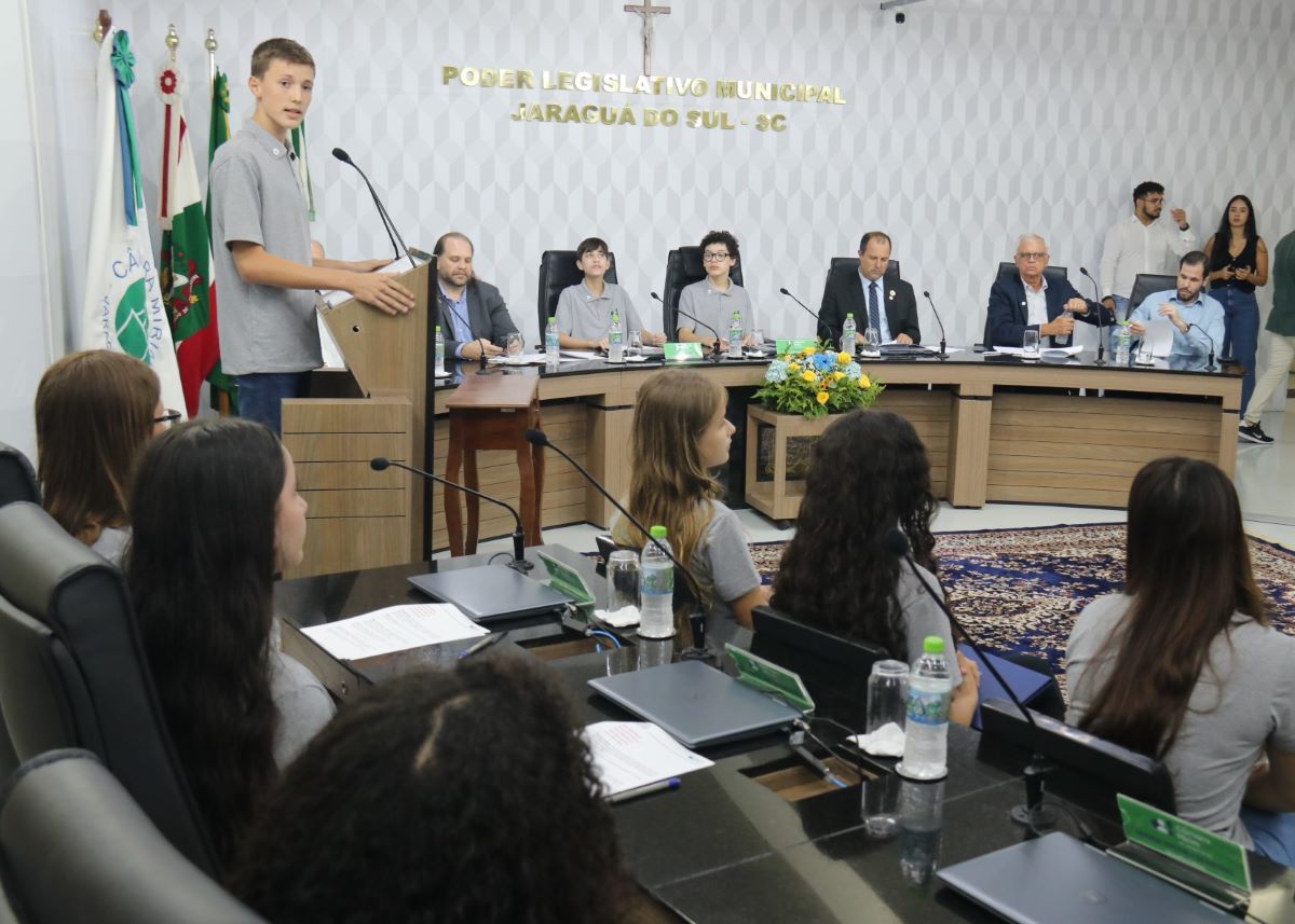 Vereadores mirins tomam posse para a 16ª Legislatura em Jaraguá do Sul