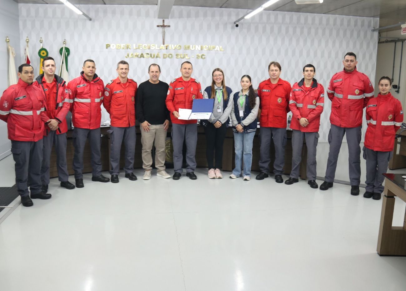 Vereadores mirins homenageiam Bombeiros Voluntários pelos 60 anos