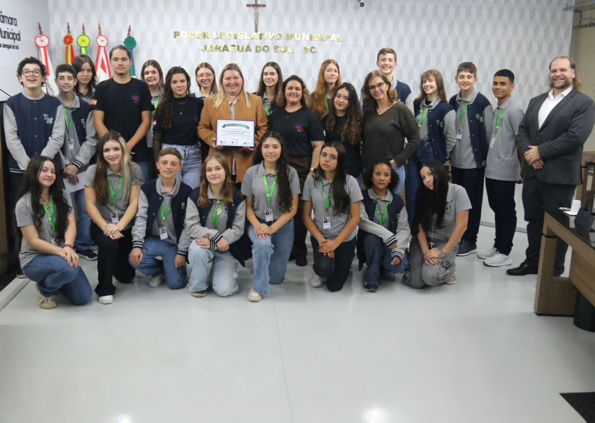 ESCOLA DE JARAGUÁ RECEBE HOMENAGEM NA CÂMARA MIRIM