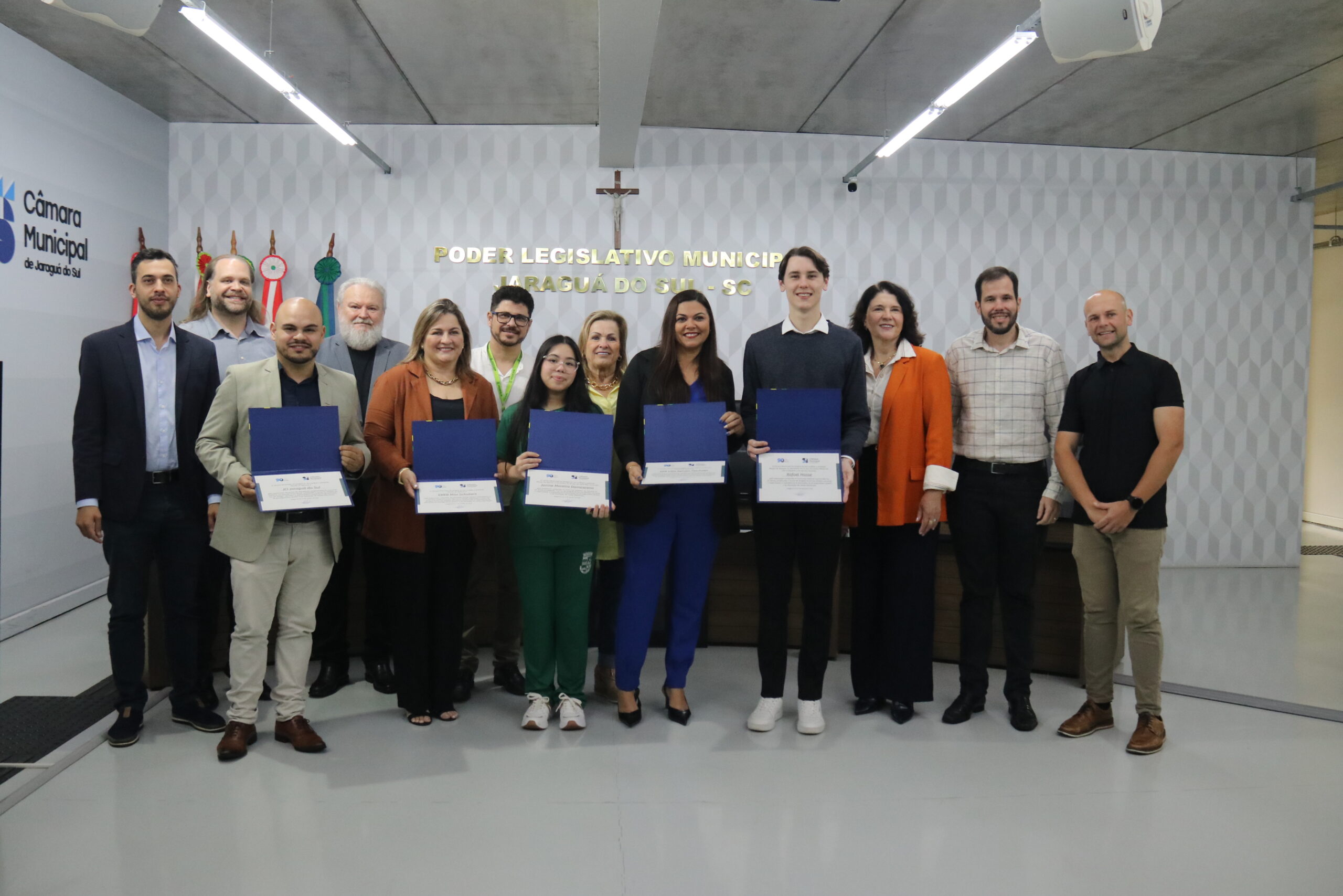 Jaraguá do Sul: Estudantes campeões nacionais de oratória são homenageados na Câmara